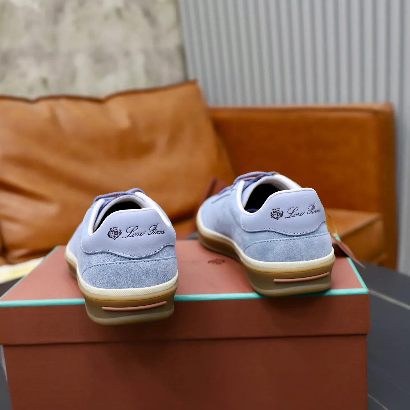 Ex-factory price: 560💰Loro Riana men’s moral training sneakers! Made from high-quality materials and designed in a low-cut silhouette, it offers an elegant and stylish look that's suitable for year-round wear. The unique double-layer sole aesthetic design, caramel cup-shaped outsole is decorated with off-white rubber trim, creating an attractive color combination. Pair with tailored pieces or jeans for a sophisticated yet casual look. The heel is decorated with soft cow leather tongue with Kummel color inserts and cotton laces with embossed LP logo. Upper: cow split suede. Lining: original thickened soft sheepskin. Size: 38-39-40-41-42-43-44 (customized in 45.46)